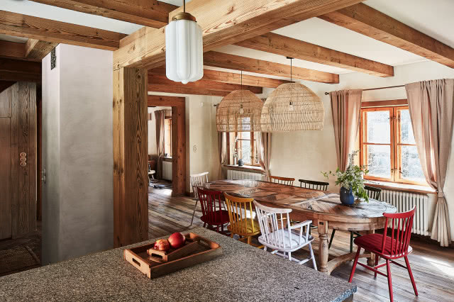 drewniana kuchnia z jadalnią w rustykalnym stylu