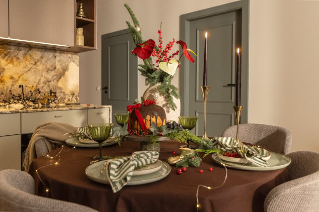 brązowy obrus w aranżacji stołu na Boże Narodzenie