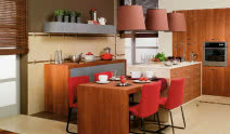 Kuchnia z czerwonymi akcentami