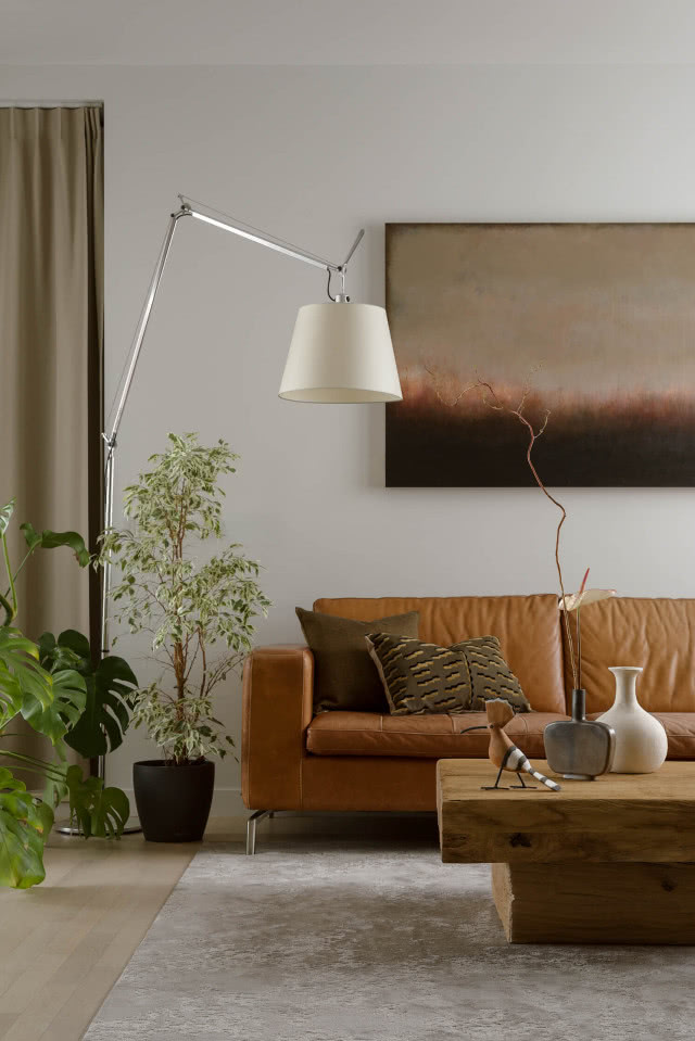 brązowa kanapa w salonie