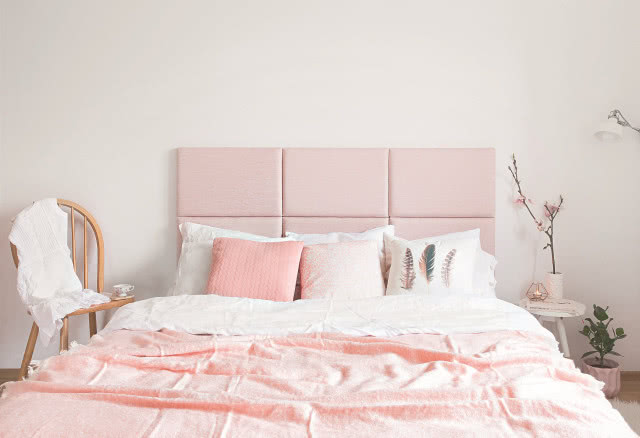 Tapicerowany zagłówek łóżka w odcieniu różu