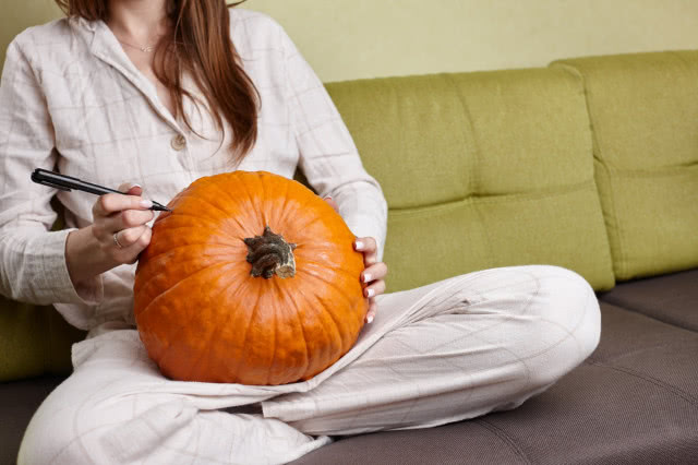 wycinanie dyni na halloween