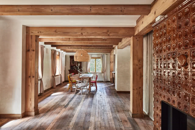 rustykalny dom z belkami pod sufitem