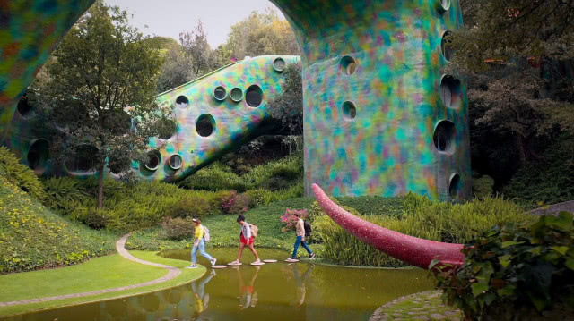 Trójka prowadzących na tle oryginalnego mostu, wiaduktu