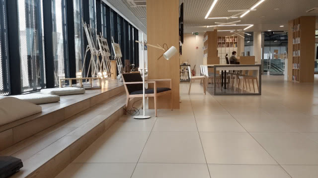 schodki z poduszkami, krzesłem