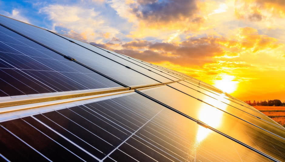 Panele solarne na dach. Czym różnią się od fotowoltaiki?