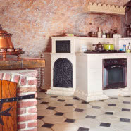 Zamkowe wnętrze na strychu kamienicy