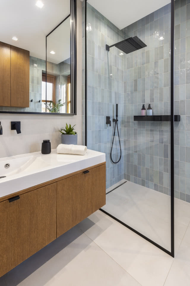 Błękitna łazienka z drewnem