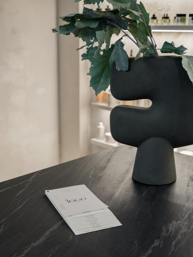 Organiczne formy, drewno i postarzane ściany