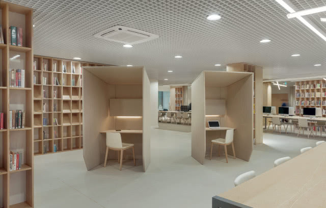 szare kubiki z jednoosobowym miejscem i stanowiskiem komputerowym