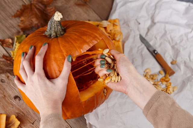 wycinanie dyni na halloween