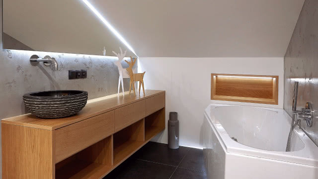 Łazienka na piętrze zachwyca prostotą