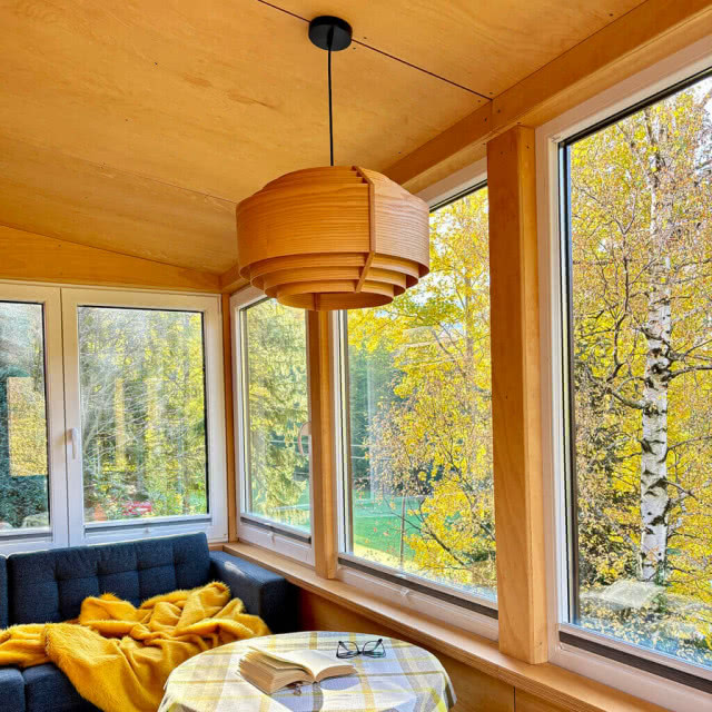 rampa wisząca w drewnianej chalupie