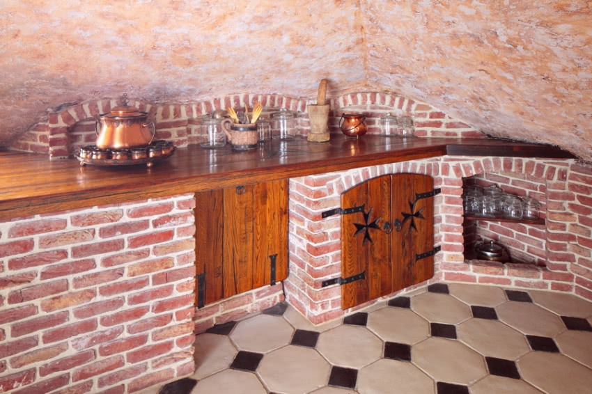 Kuchenna zabudowę z surowej cegły dopełniają...