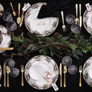 Dekoracja stołu świątecznego ze złotymi sztućcami