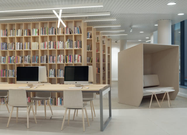 stół i kubik z dwuosobową kanapą 