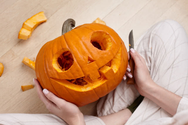 wycinanie dyni na halloween