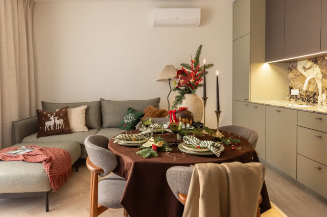 brązowy obrus na stole