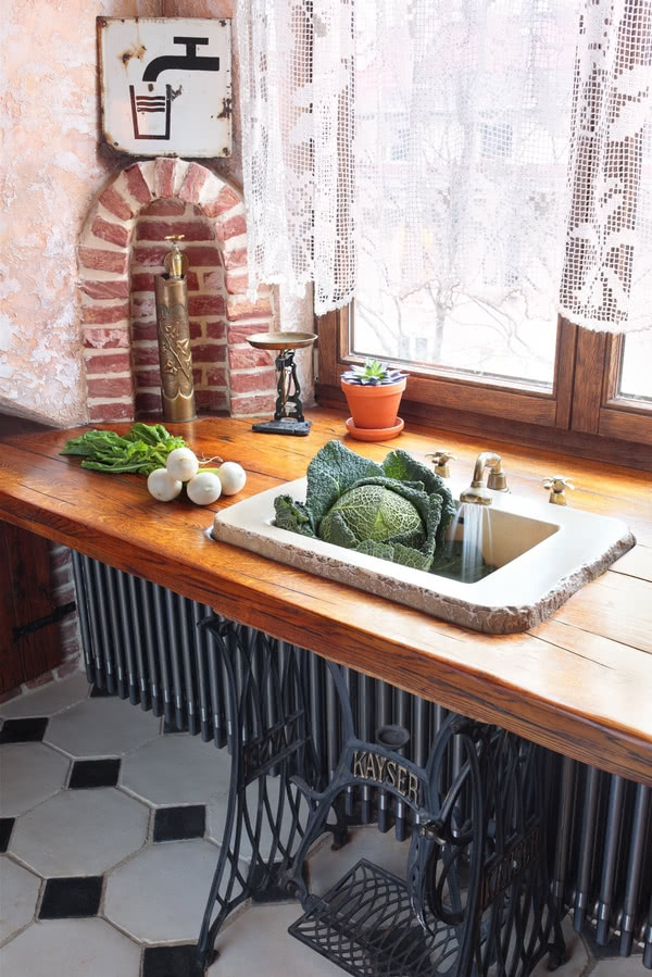 Kuchenny zlew z kamienia wpuszczono w drewniany...