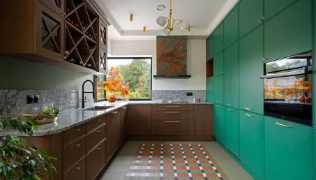 Klasyczne wnętrza domu pod Bydgoszczą. Z miłości do drewna, starych mebli i odważnych kolorów