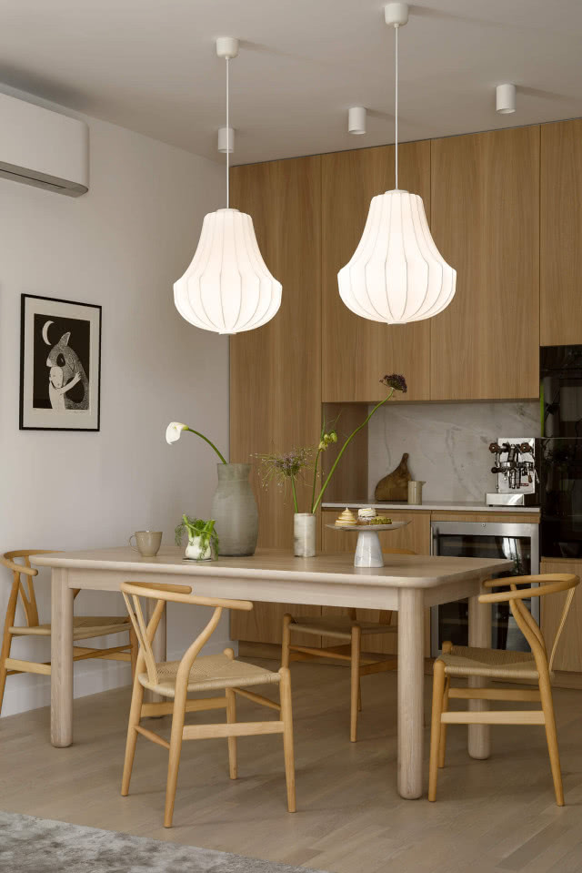 stół w jadalni połączonej z kuchnią