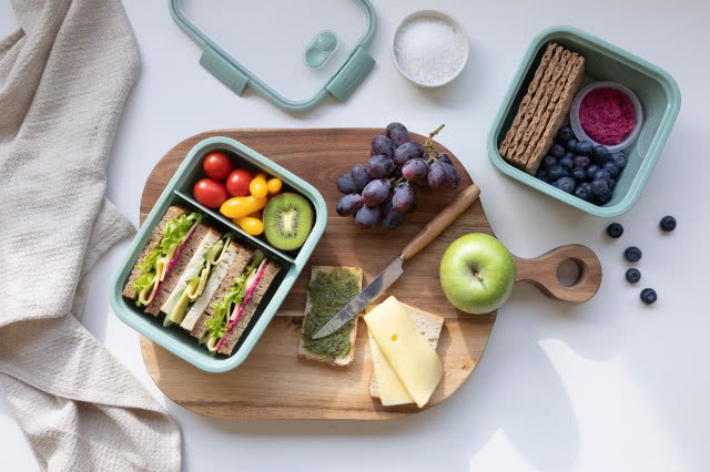 Lunchboxy Smart To Go z kanapkami, warzywami, owocami i przekąskami przygotowanymi do szkoły lub pracy.