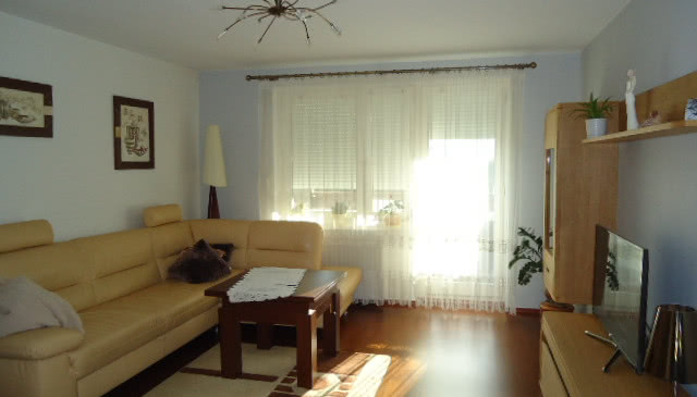 Aranżacja salonu z dębowymi meblami