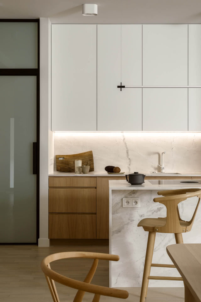 białe meble kuchenne połączone z drewnianymi frontami