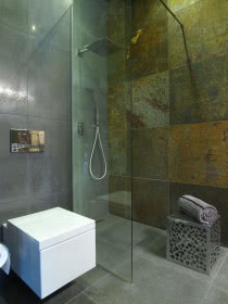 Łazienka. prysznic z deszczownicą odgrodzony taflą szkła