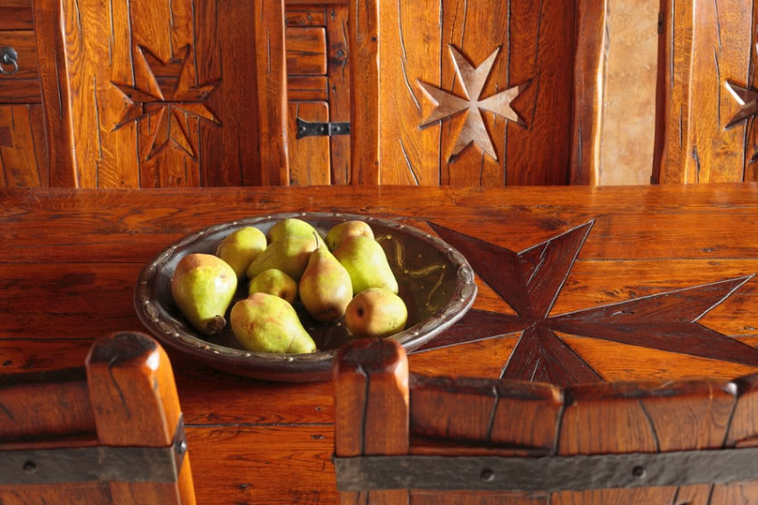 Drewniane meble w jadalni, podobnie jak...