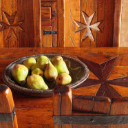 Zamkowe wnętrze na strychu kamienicy