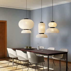 trzy duże lampy wiszące nad stołem, długi stół w jadalni, sześć szarych krzeseł