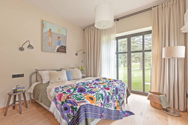 łóżko w sypialni gościnnej 