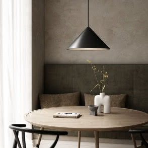 czarna lampa wisząca nad stołem, krzesło, okrągły stolik