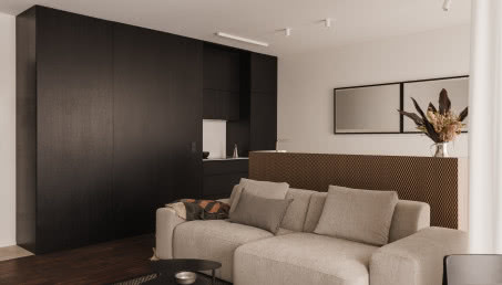 Łódzkie mieszkanie w stonowanych barwach. Ma trójwymiarową wyspę kuchenną!