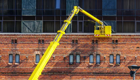 Ładowarki teleskopowe używane - na co zwrócić uwagę i kiedy warto wynająć, a kiedy kupić 
