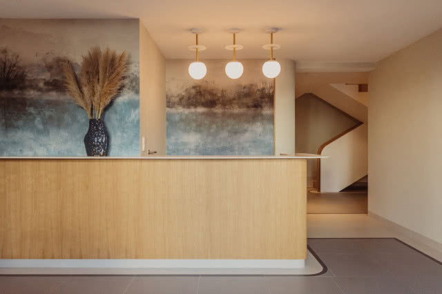 nowoczesna recepcja w drewnie w apartamentowcu