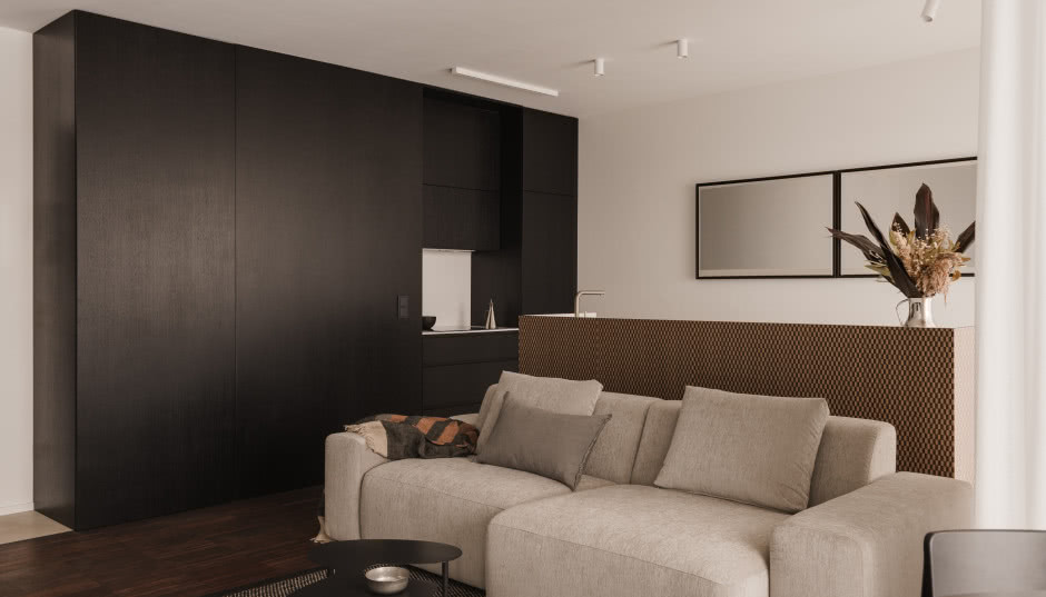 Łódzkie mieszkanie w stonowanych barwach. Ma trójwymiarową wyspę kuchenną!