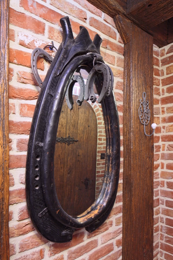 Końskie chomąto stało się oryginalną ramą lustra.