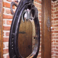 Zamkowe wnętrze na strychu kamienicy