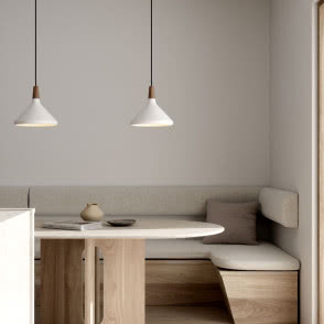 białe lampy wiszące nad stołem, ławka pod ścianą, okrągły stolik
