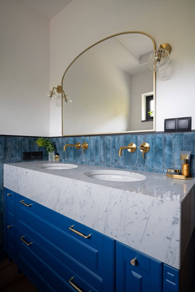 Klasyczne wnętrza domu pod Bydgoszczą. Z miłości do drewna, starych mebli i odważnych kolorów