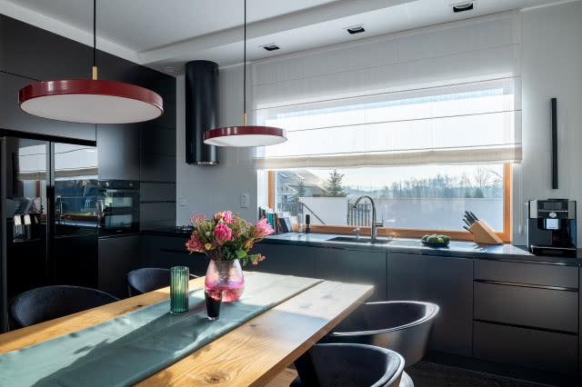 Ciemna kuchnia z oknem