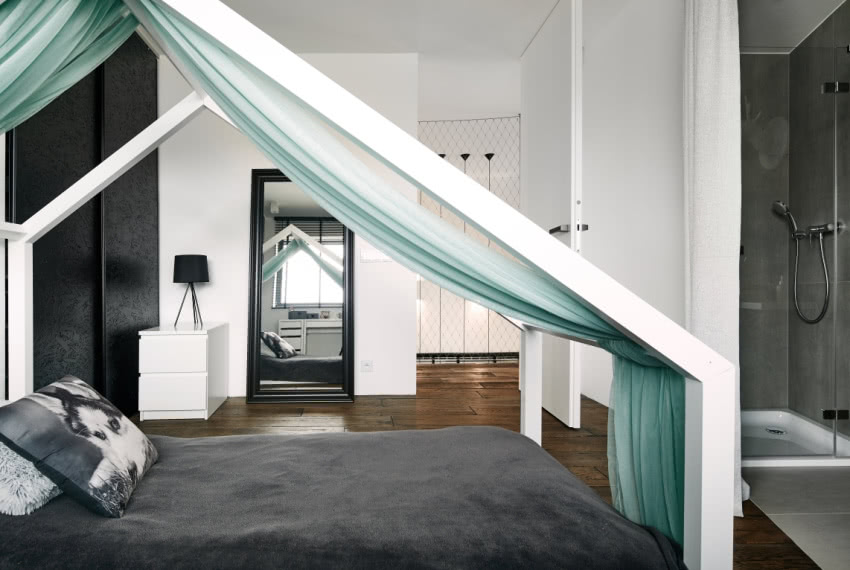 Łóżko przypominające domek to idealne miejsce do...