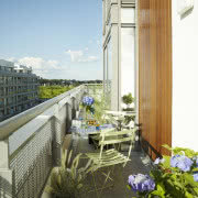 Salon graniczy bezpośrednio z tarasem, na który...