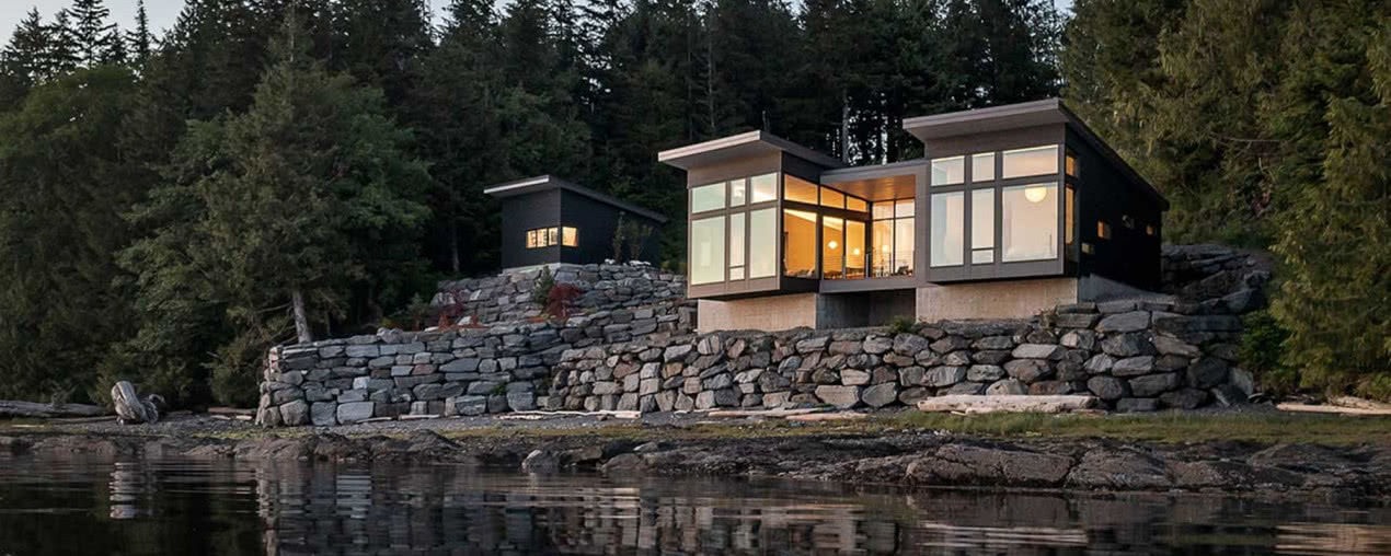 Dom na Alasce zbudowany na skalistym klifie. Warto się zanurzyć w ten surowy krajobraz