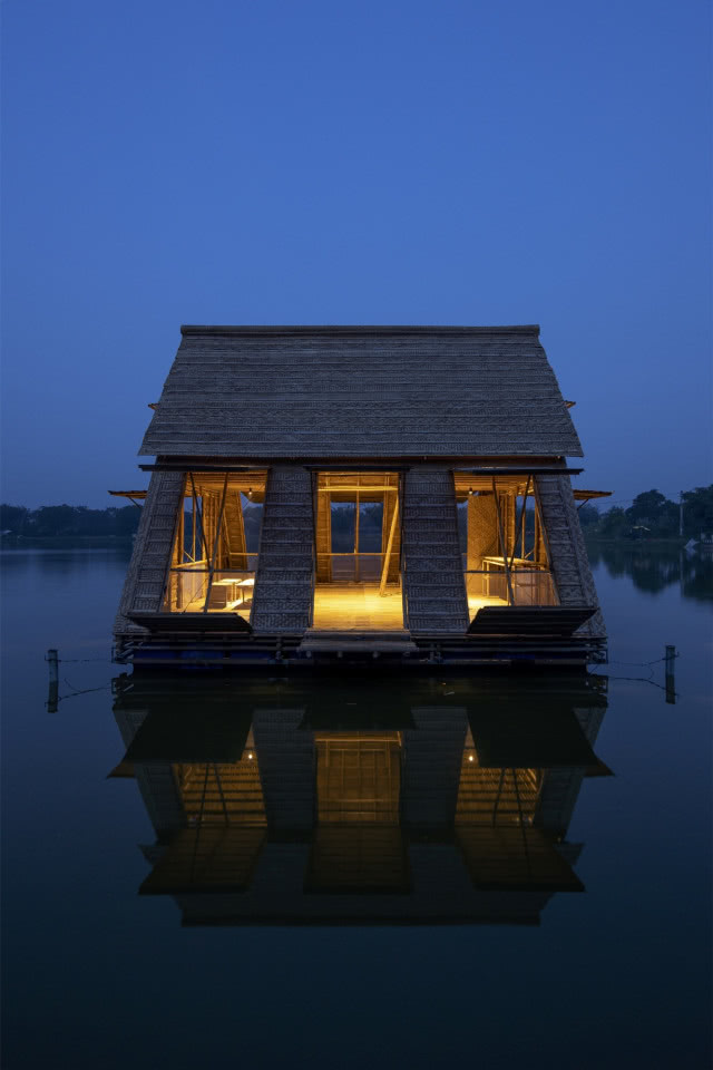 pływający dom nocą
