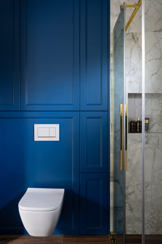 Klasyczne wnętrza domu pod Bydgoszczą. Z miłości do drewna, starych mebli i odważnych kolorów