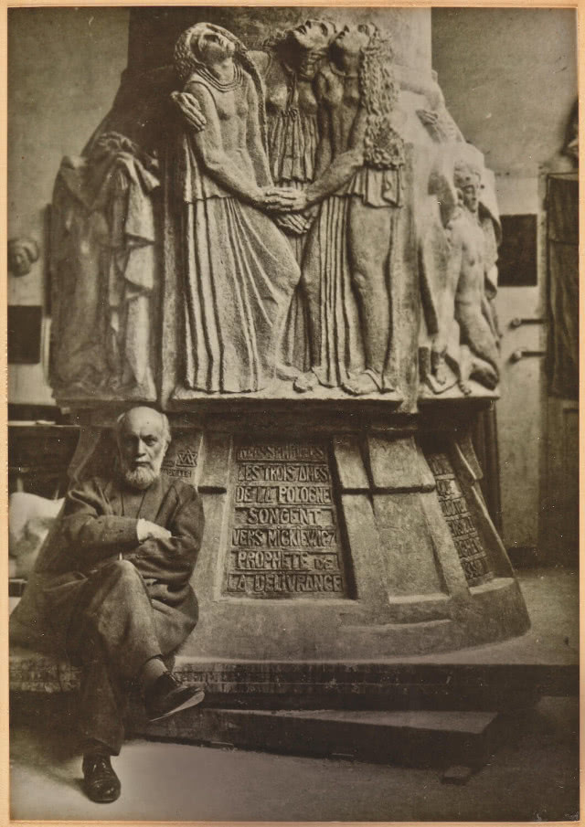 Antoine Bourdelle w swojej pracowni przy projekcie pomnika Adama Mickiewicza