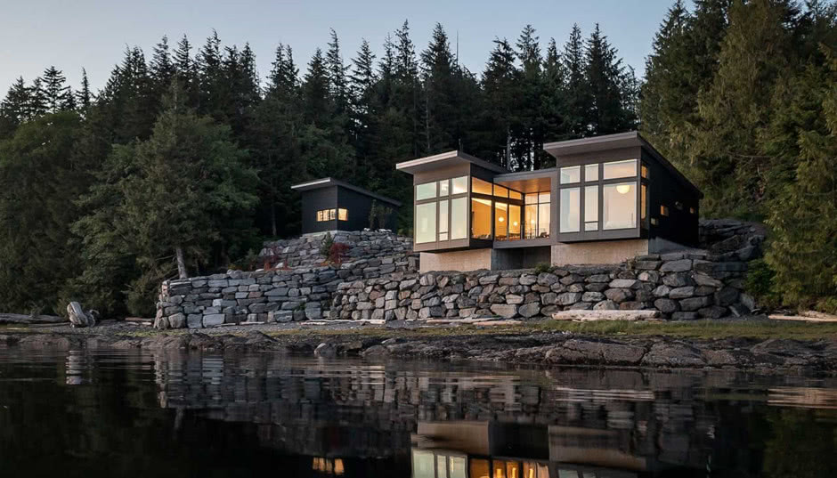 Dom na Alasce zbudowany na skalistym klifie. Warto się zanurzyć w ten surowy krajobraz